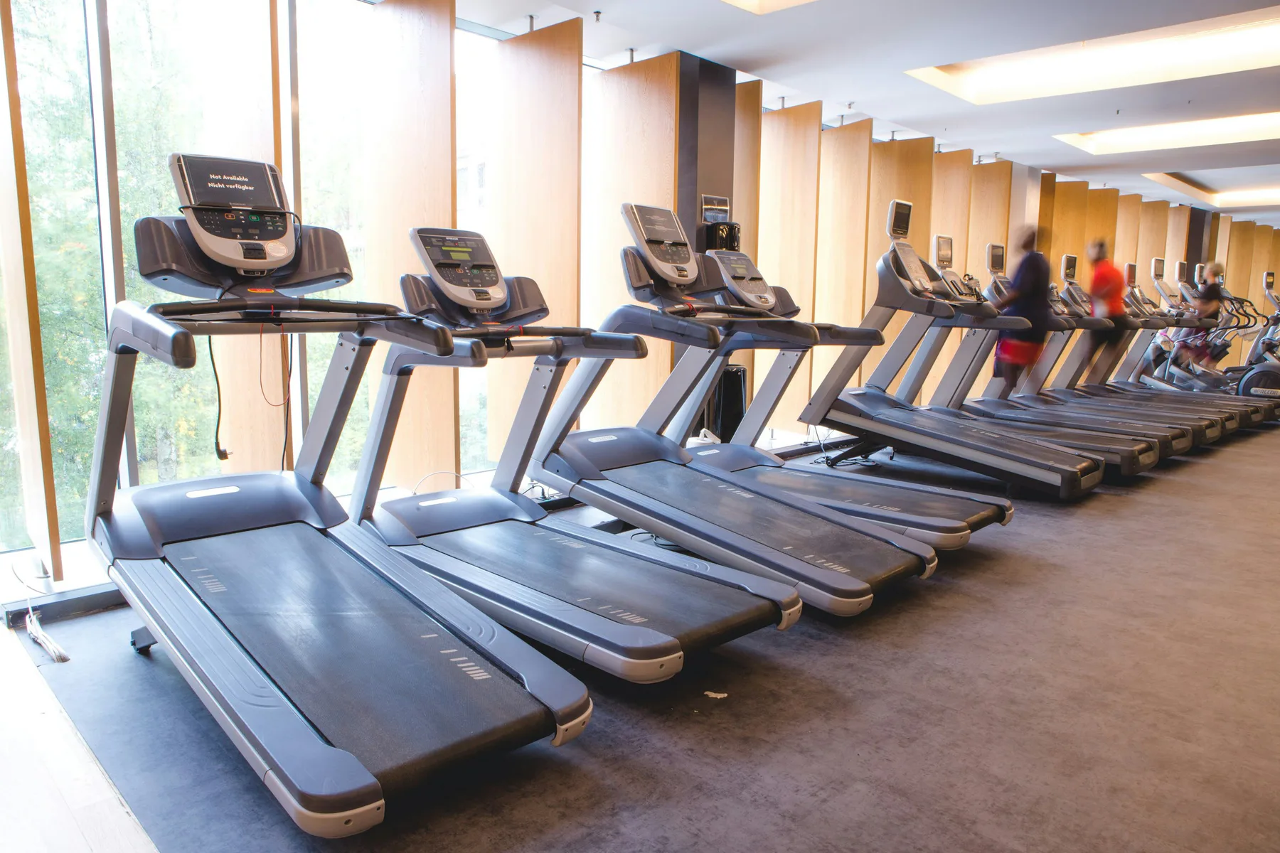 Appareils cardio installés dans un gym commercial