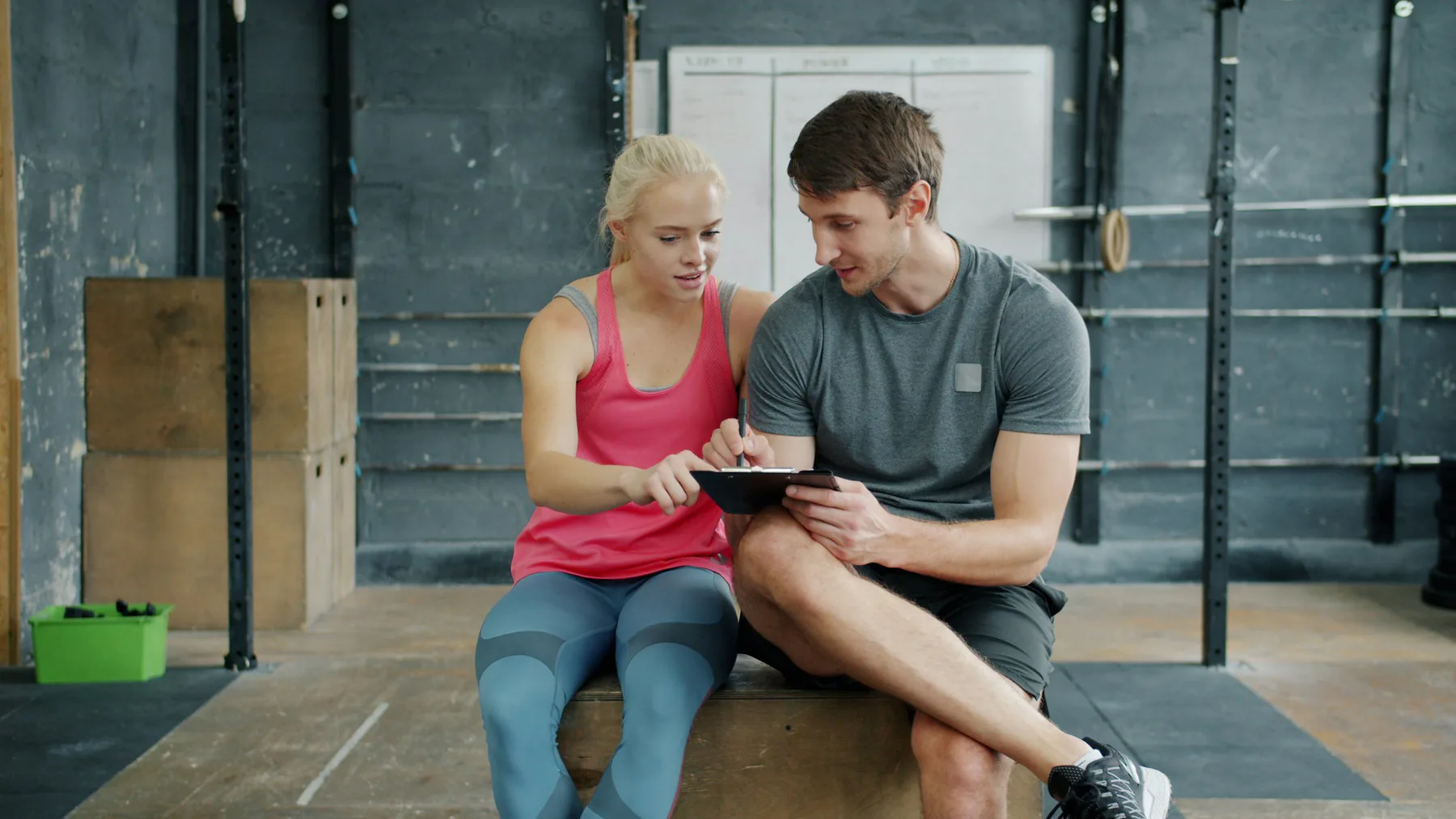 Deux gestionnaires comparant des marques d'équipement de gym commercial