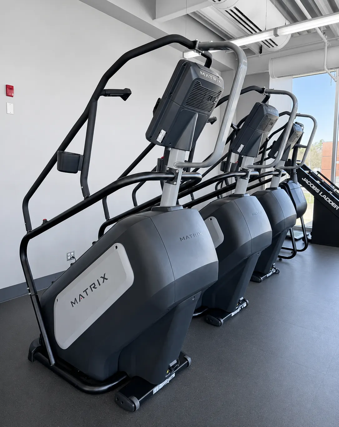 Appareils cardio Matrix dans un espace institutionnel