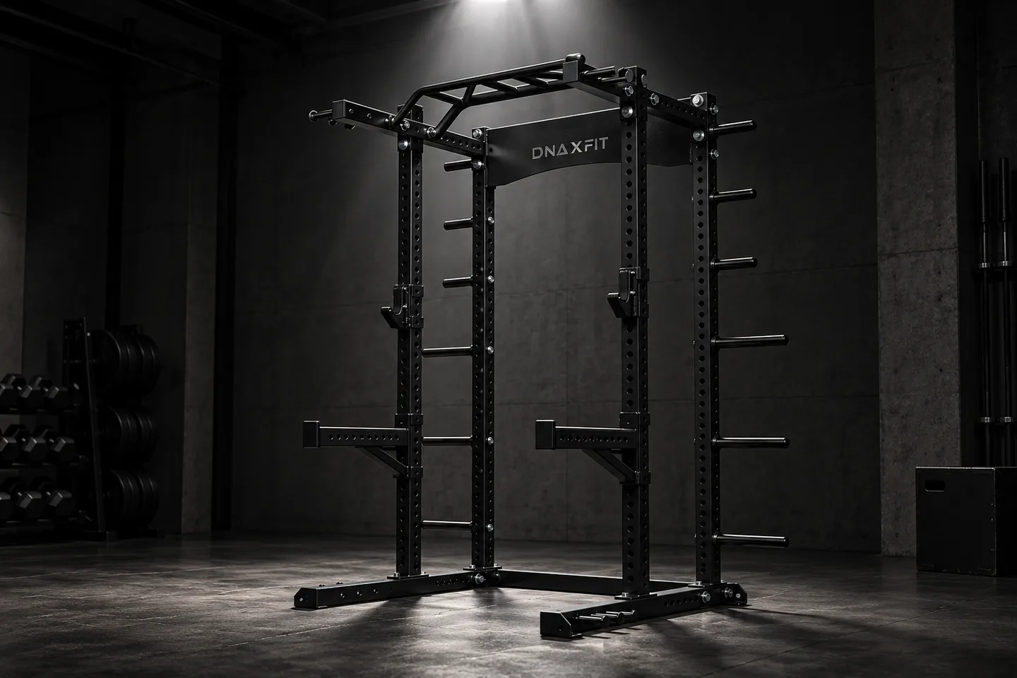 SYNAPSE Half Rack DNAxFIT dans un espace d’entraînement sombre