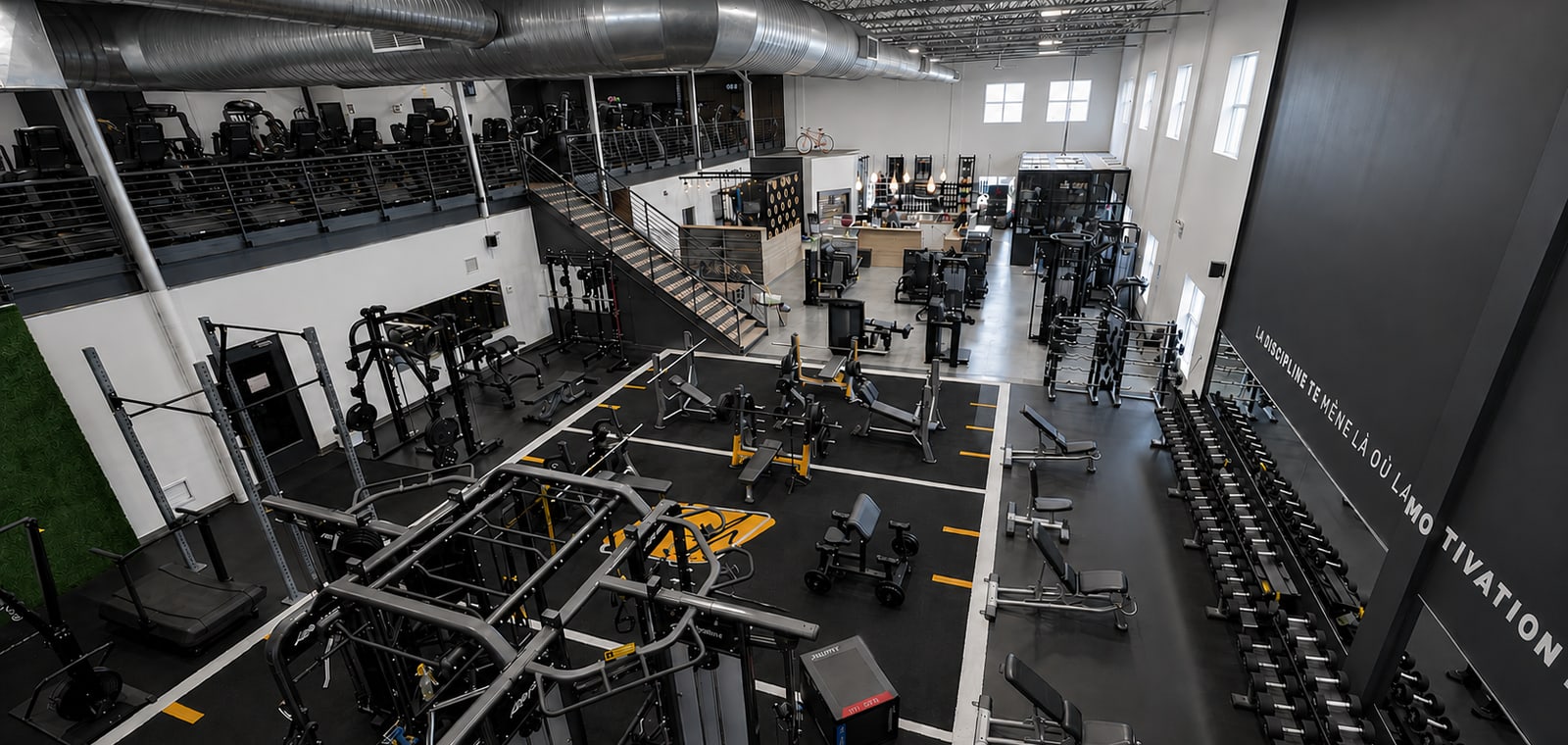 Aménagement d’un gym commercial conçu par DNAxFIT
