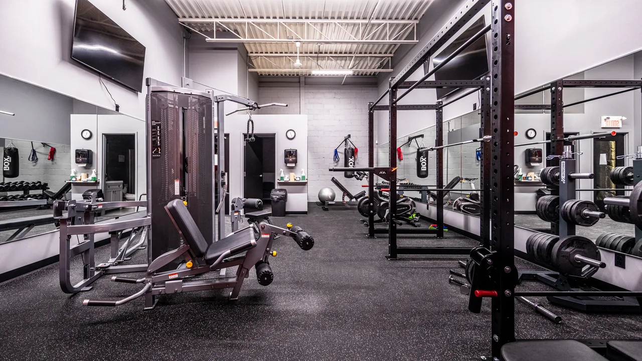 Gym corporatif Gicleurs F.F. à Granby avec racks, poids libres et machines.