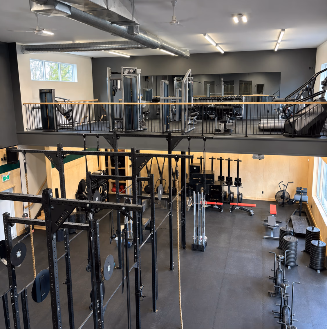 Gym commercial CF Saint-Paul avec mezzanine, racks et zones fonctionnelles.
