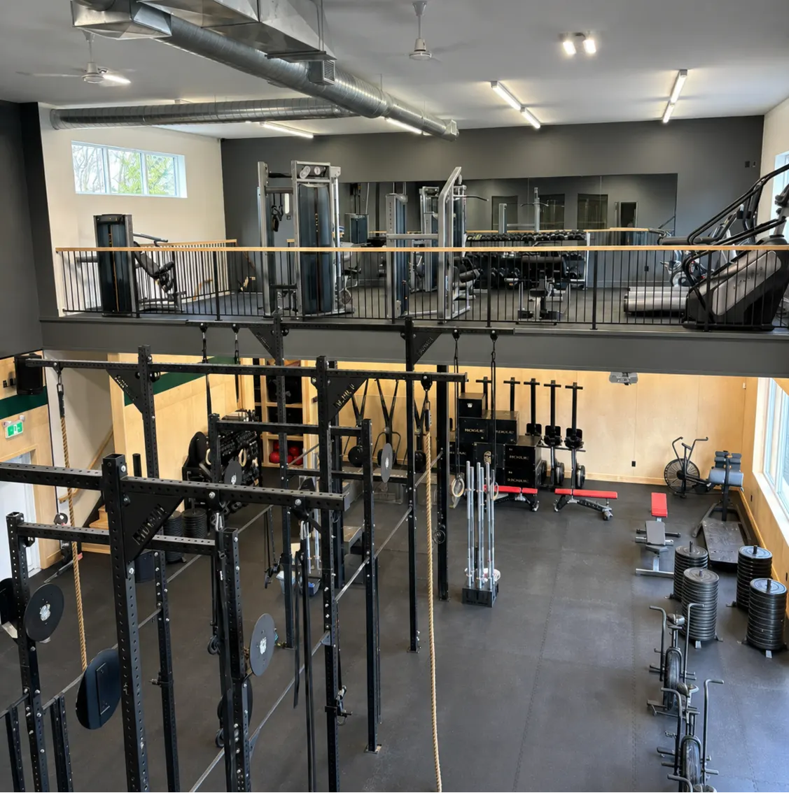 Gym commercial CF Saint-Paul équipé par DNAxFIT