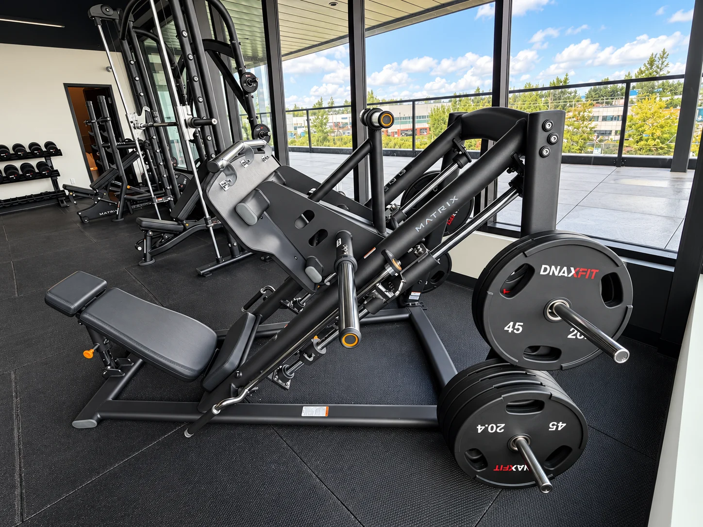 Presse à jambes Matrix dans le gym corporatif Frontenac.