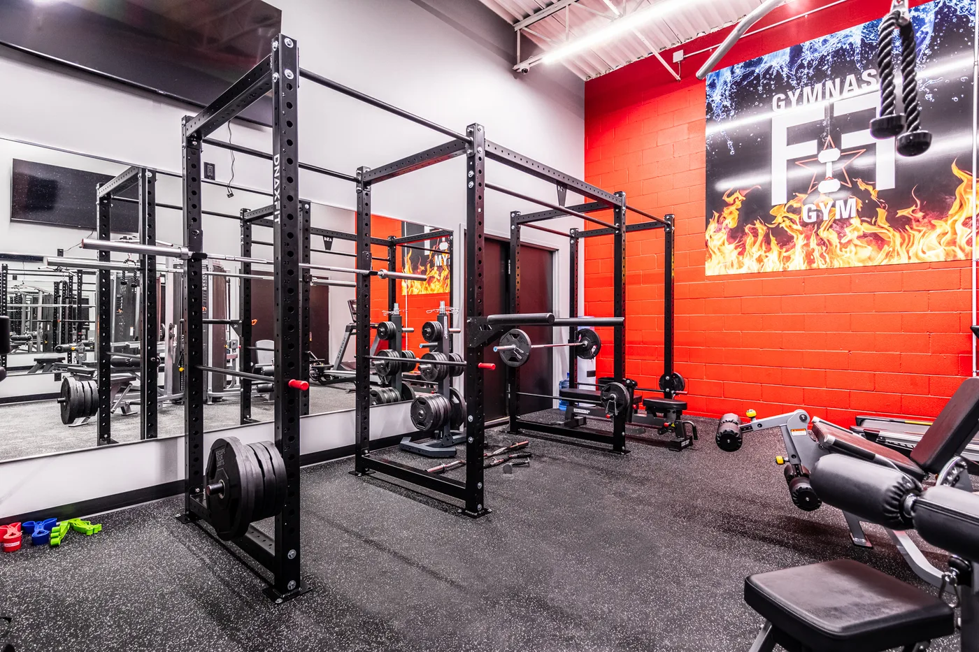 Racks de musculation et zone fonctionnelle dans le gym corporatif Gicleurs F.F.