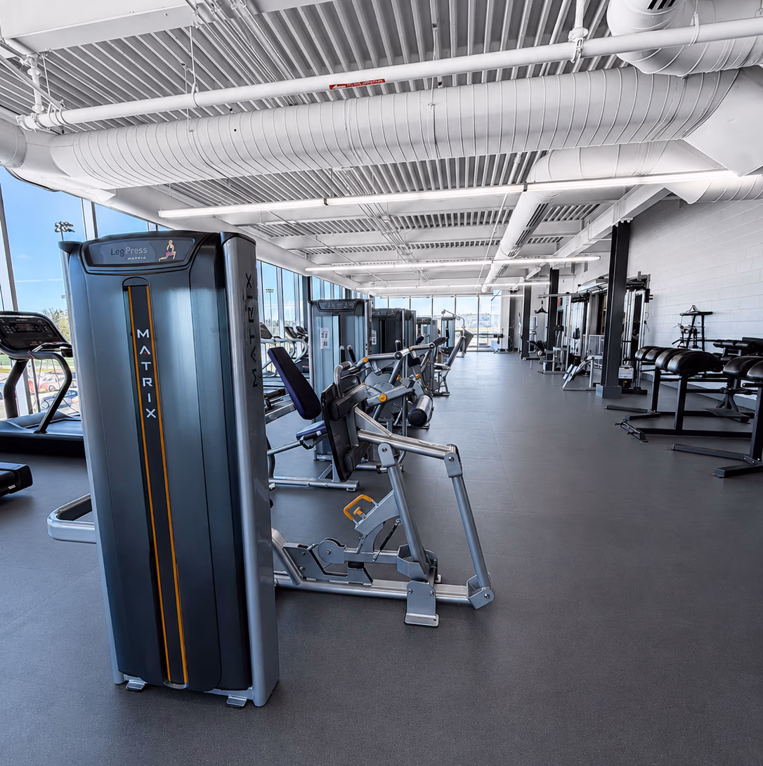 Gym institutionnel de Bishop's University à Sherbrooke avec équipements Matrix et zone de musculation.